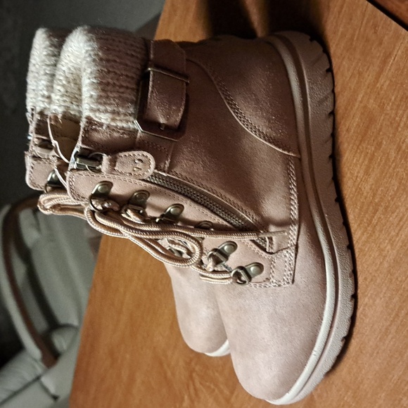 FLASH SALE Cliffs boots6.5 but fit more like 6 Khols - Picture 6 of 8